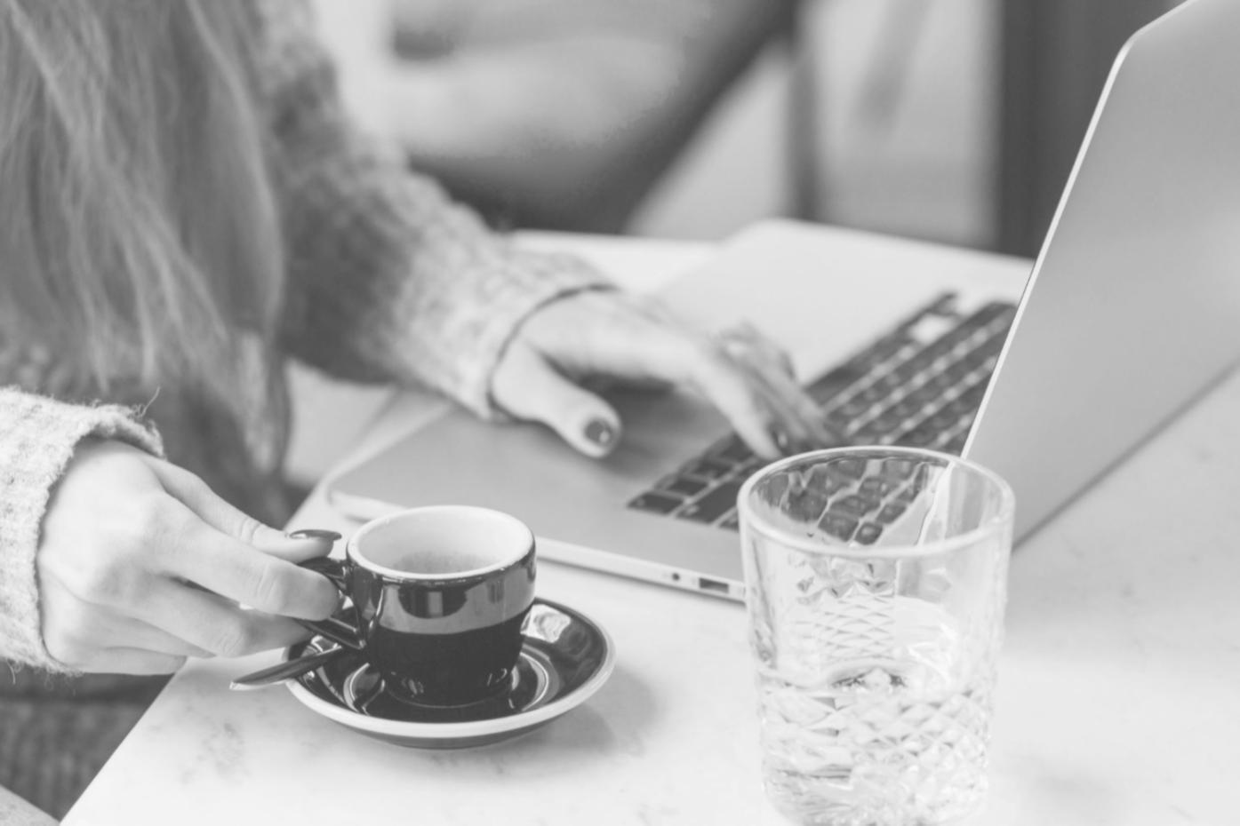 Nöjda företagare diskuterar framgångsrika finansieringslösningar