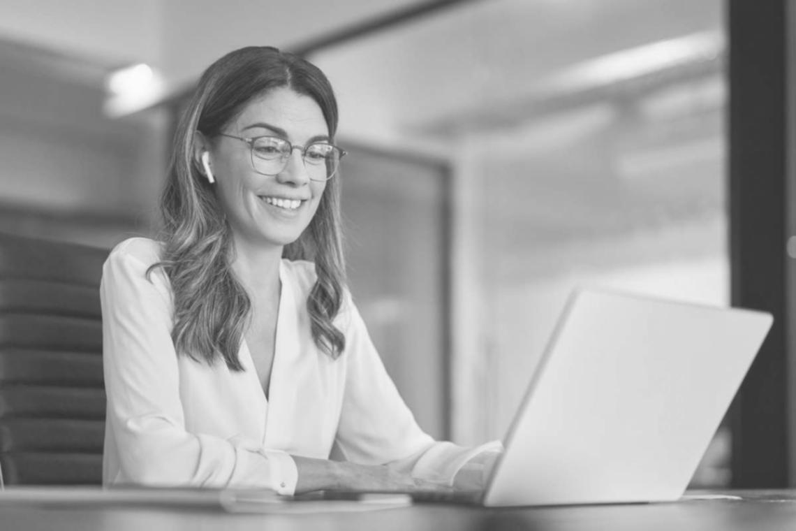 Deltagare diskuterar finansiella strategier vid whiteboard